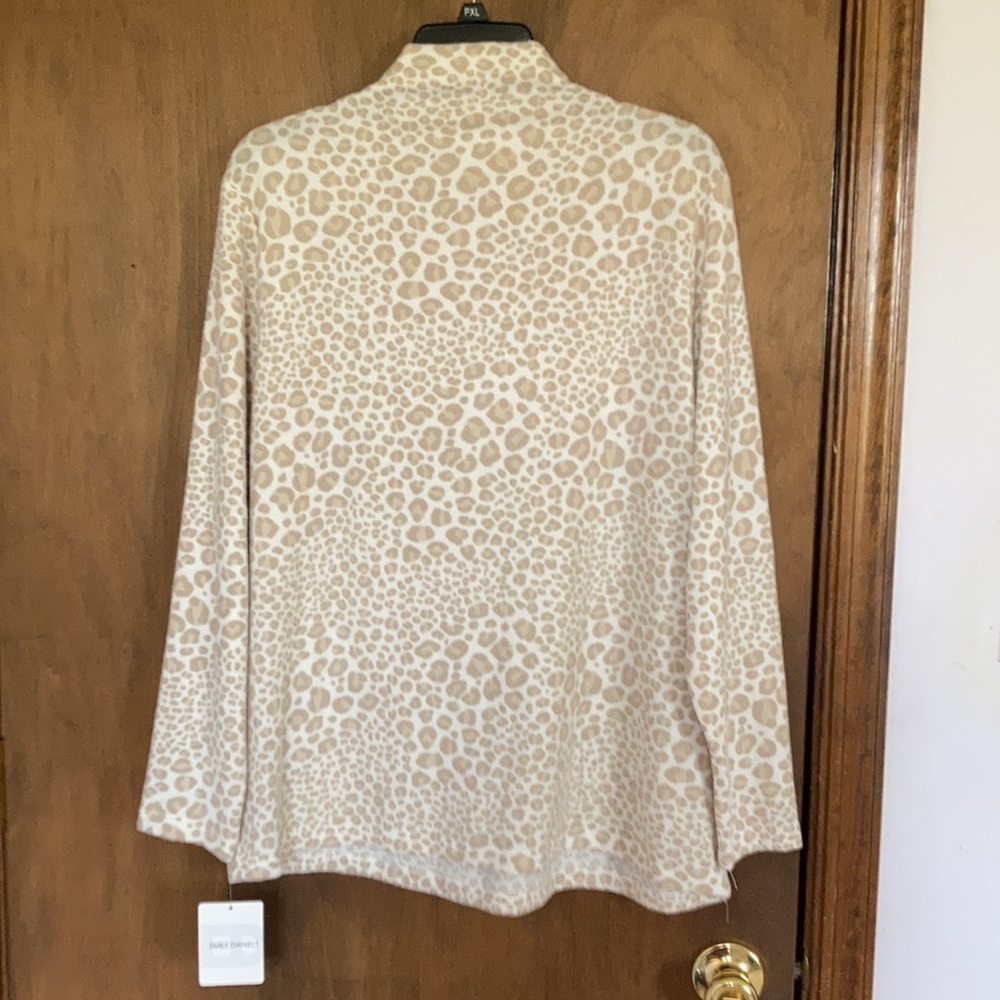 Emily Daniels top cheetah print mockneck top PL - Picture 8 of 17